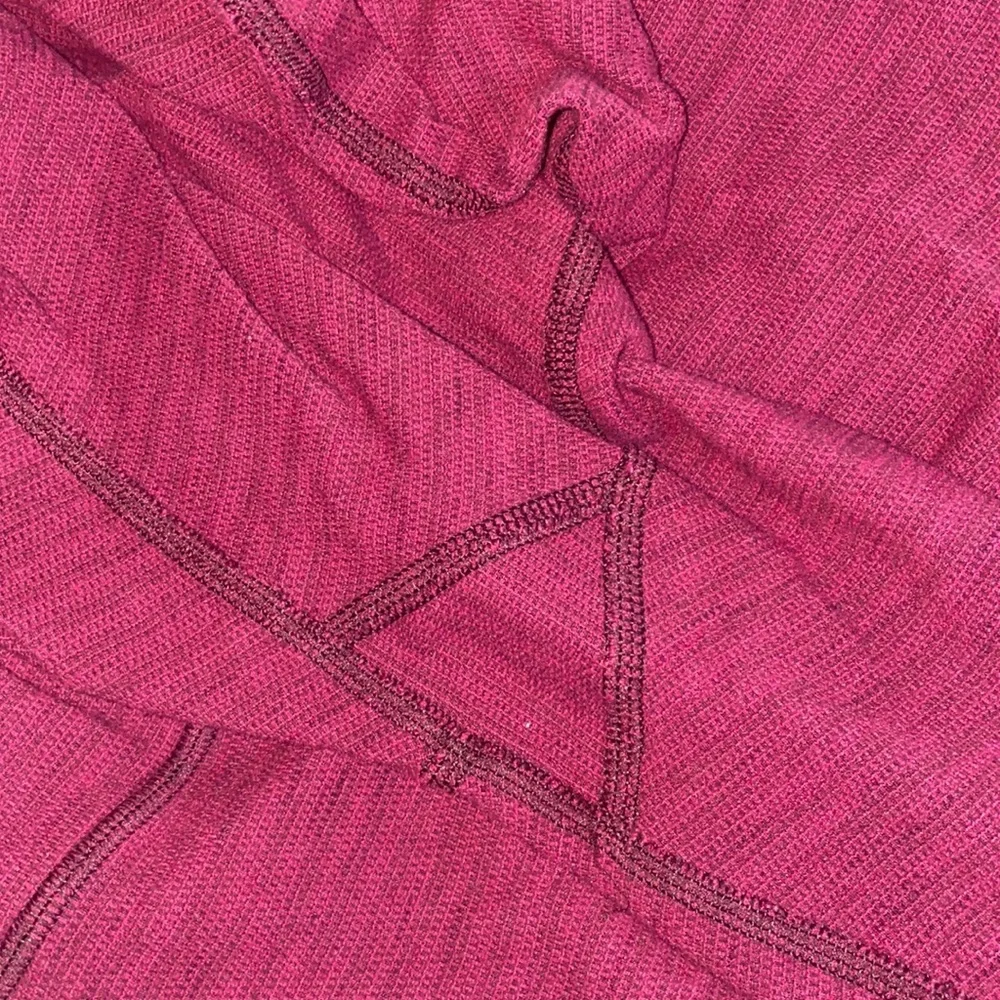 🪿Adorable maroon Lululemon reversible leggings! - Picture 10 of 10
